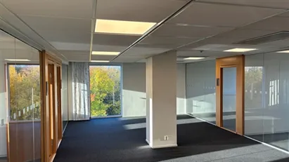 Nyrenoverat kontor med fantastiskt ljusinsläpp och utmärkt ventilation. Nyrenoverat kontor med fantastiskt ljusinsläpp och utmärkt ventilation.